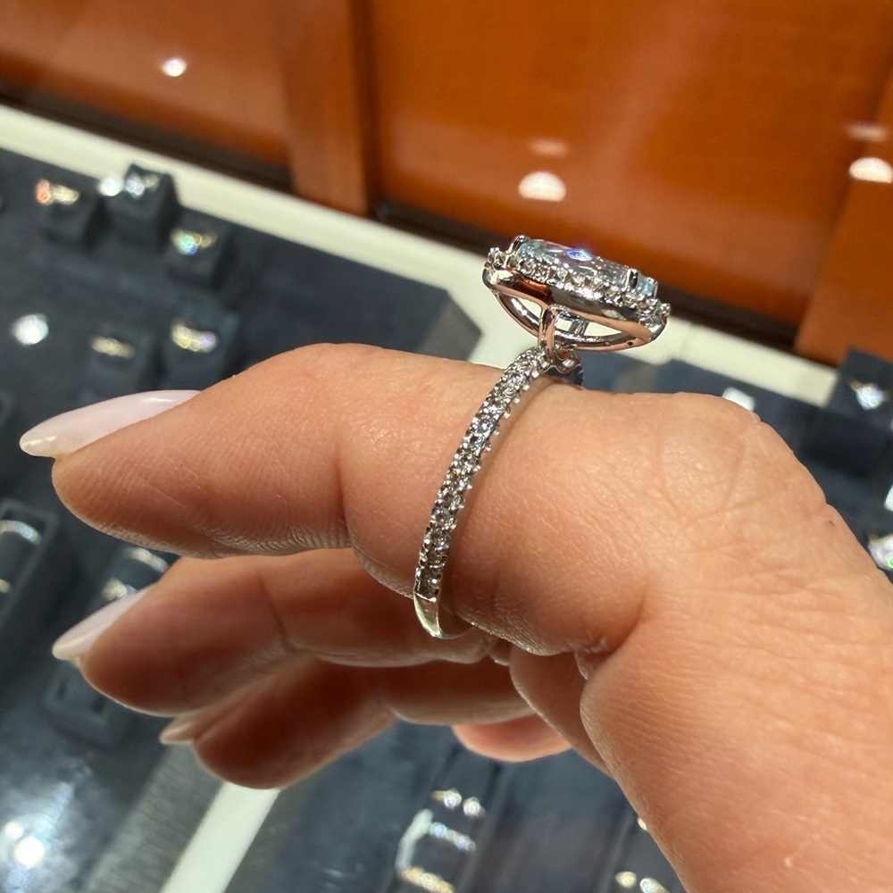 Gorgeous Oval Diamond Halo Ring with Aquamarine Gemstone. - Picture 4 of 6
